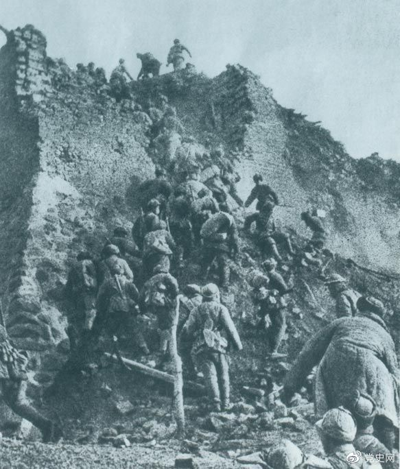 1948年12月，人民解放軍向新保安守?cái)嘲l(fā)起攻擊。這是解放軍戰(zhàn)士登上新保安城頭。 